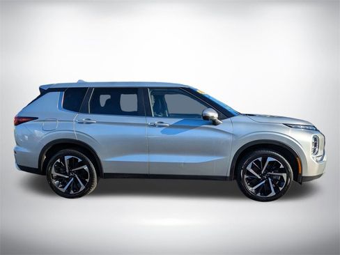 Used 2024 Mitsubishi Outlander SE image 3