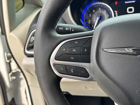 Used 2022 Chrysler Pacifica Touring-L FWD image 28