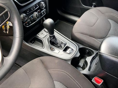 Used 2021 Jeep Cherokee Latitude FWD image 17