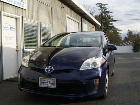 Used 2013 Toyota Prius Three image 2