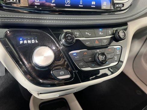 Used 2023 Chrysler Pacifica Touring-L FWD image 35