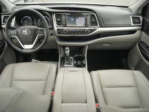 Used 2019 Toyota Highlander XLE image 21