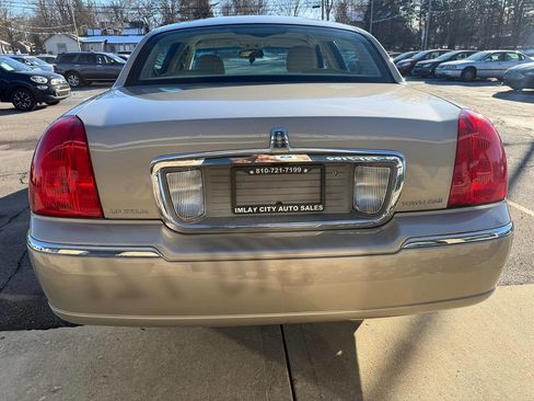 Used 2006 Lincoln Town Car Signature image 4