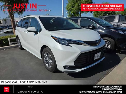 Used 2026 Toyota Sienna XLE FWD image 2