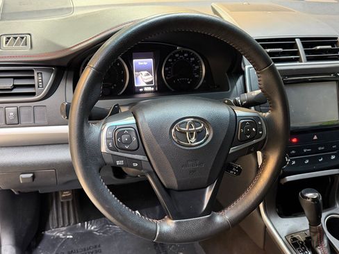 Used 2015 Toyota Camry SE w/ Moonroof Package image 4