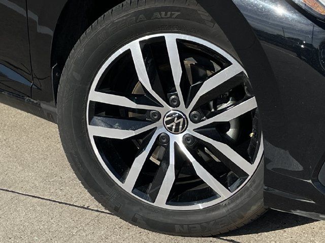Used 2025 Volkswagen Jetta SE FWD image 9