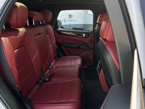 Used 2022 Porsche Cayenne AWD/4WD image 30