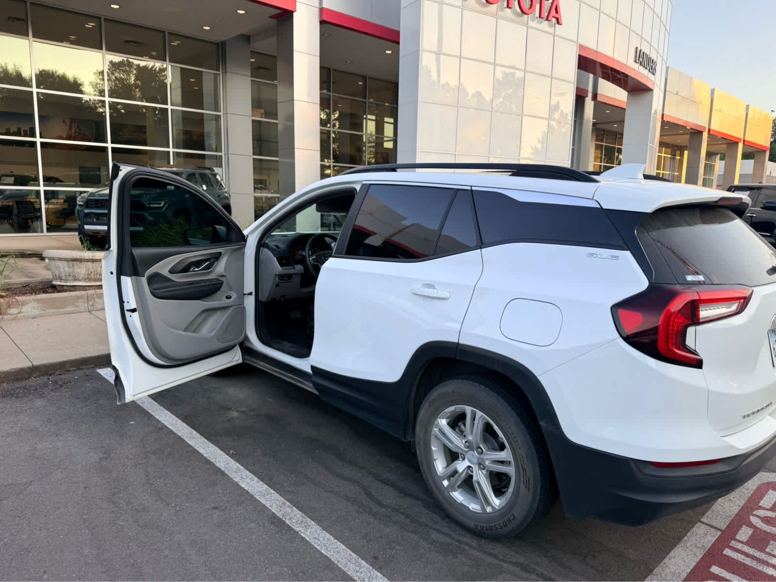 Used 2022 GMC Terrain SLE w/ Driver Convenience Package FWD image 5