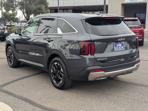 Used 2024 Kia Sorento S image 4