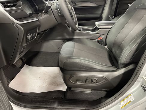 Used 2024 Jeep Grand Cherokee Laredo image 9