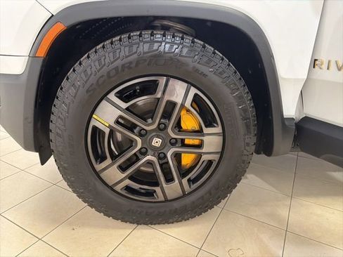 Used 2023 Rivian R1S Adventure AWD/4WD image 32