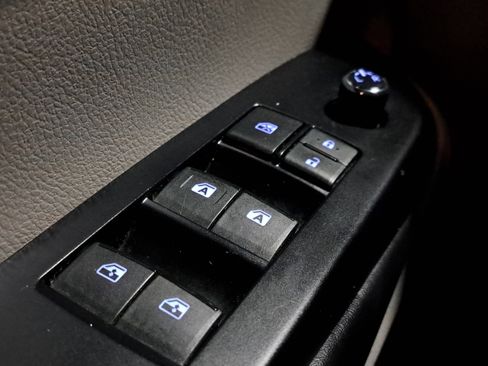 Certified 2018 Toyota Highlander Plus w/ Carpet Mat Package (TMS) image 21