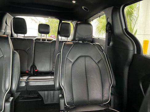 Used 2025 Chrysler Pacifica Limited image 39