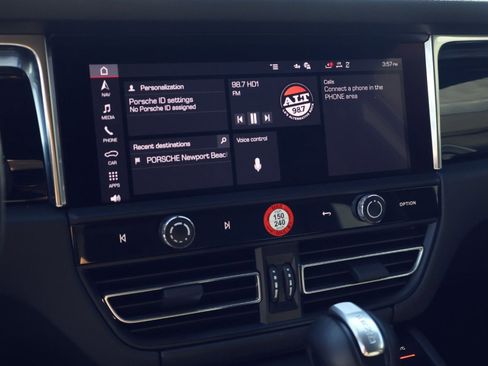 Certified 2025 Porsche Macan image 17