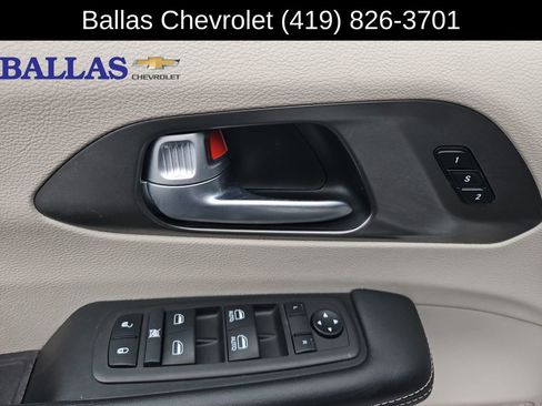 Used 2024 Chrysler Pacifica Touring-L image 23
