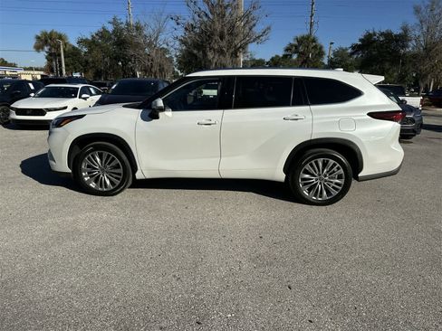 Used 2022 Toyota Highlander Platinum image 3