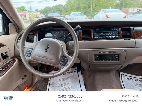 Used 1999 Lincoln Town Car Signature RWD image 10