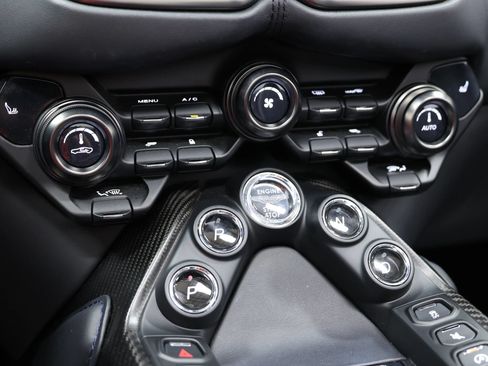 Used 2023 Aston Martin V8 Vantage Roadster RWD image 36