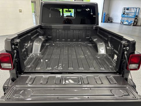 Used 2023 Jeep Gladiator Sport AWD/4WD image 41
