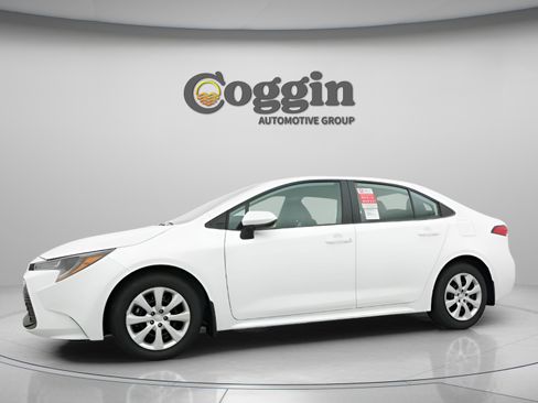 Used 2025 Toyota Corolla LE FWD image 18