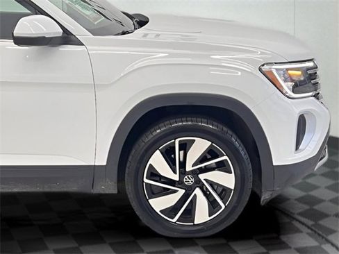 Used 2025 Volkswagen Atlas SE image 33