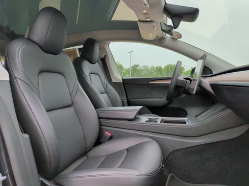 Used 2024 Tesla Model Y 2WD image 34