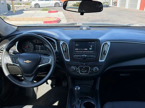 Used 2017 Chevrolet Malibu LT FWD image 10