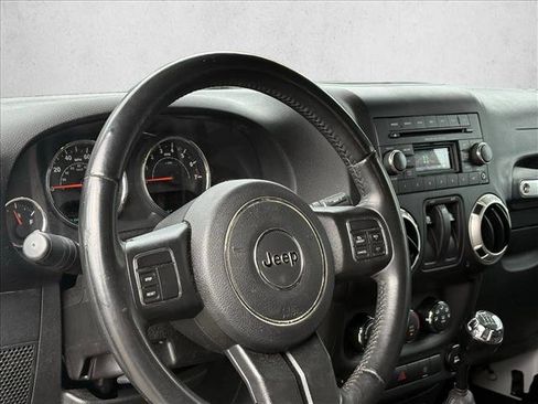 Used 2017 Jeep Wrangler Sahara image 11