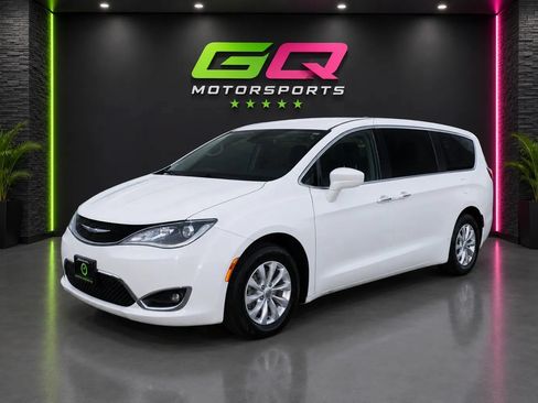 Used 2019 Chrysler Pacifica Touring Plus FWD image 3