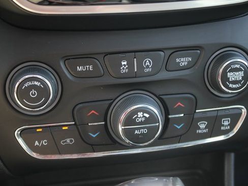 Used 2021 Jeep Cherokee Limited image 7