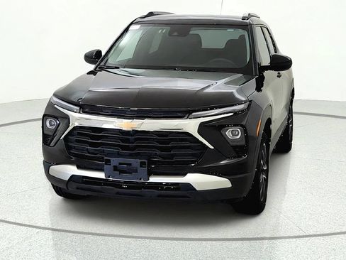 Used 2025 Chevrolet TrailBlazer LT AWD/4WD image 2