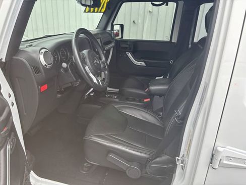 Used 2016 Jeep Wrangler Unlimited Rubicon image 11