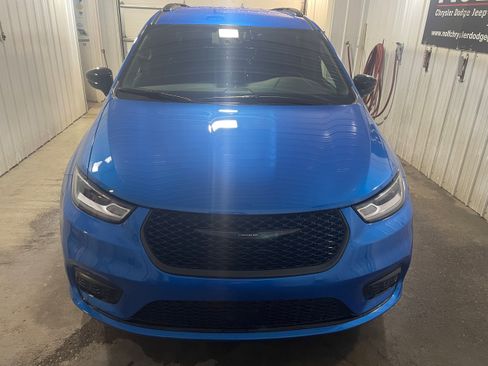 New 2026 Chrysler Pacifica Select image 3