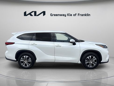 Used 2021 Toyota Highlander XLE FWD image 8