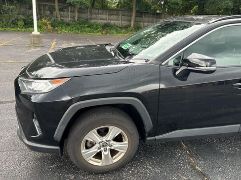 Used 2020 Toyota RAV4 XLE w/ Convenience Package FWD image 2
