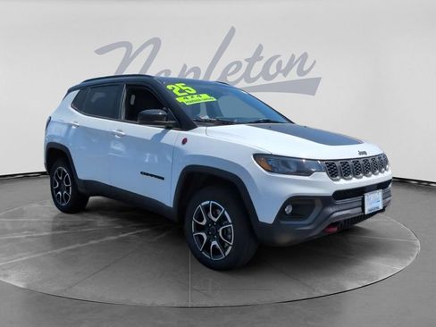 Used 2025 Jeep Compass Trailhawk AWD/4WD image 3