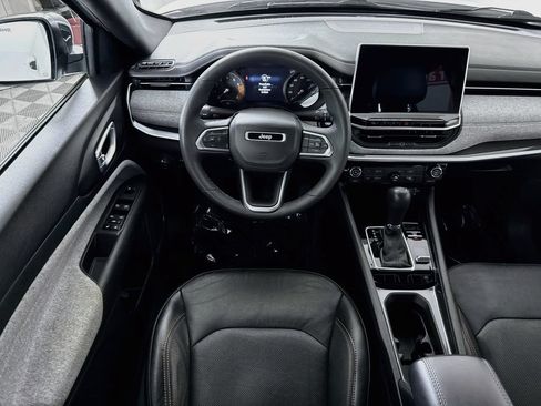 Used 2023 Jeep Compass Latitude AWD/4WD image 3
