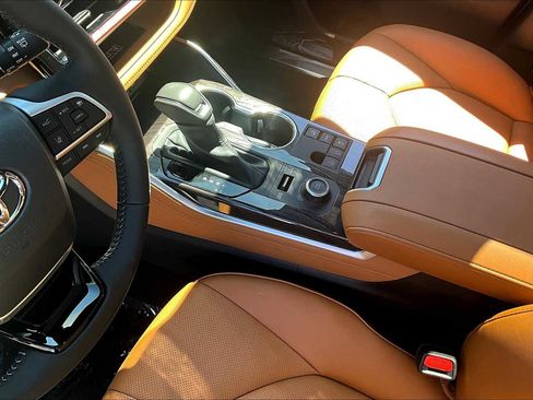 Used 2025 Toyota Highlander Platinum image 16