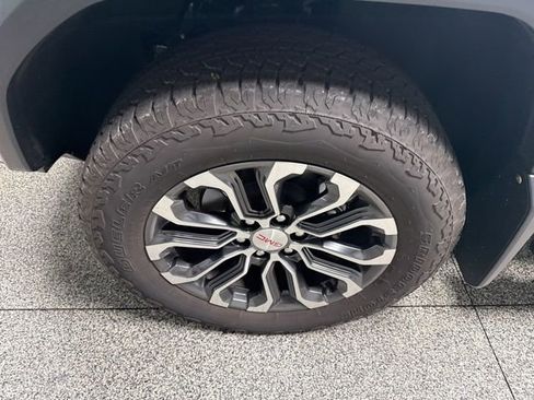 Used 2023 GMC Canyon Denali image 3