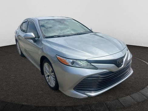 Used 2020 Toyota Camry XLE FWD image 3