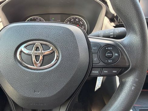 Used 2021 Toyota RAV4 LE AWD/4WD image 20