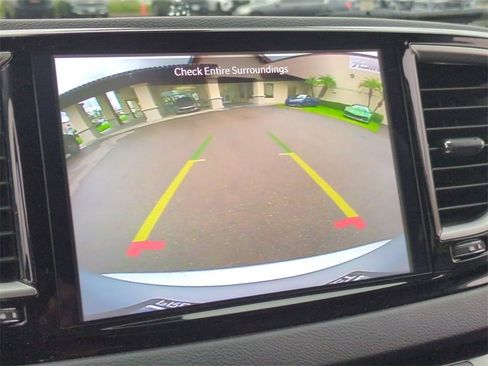 Used 2024 Chrysler Pacifica Touring-L image 15