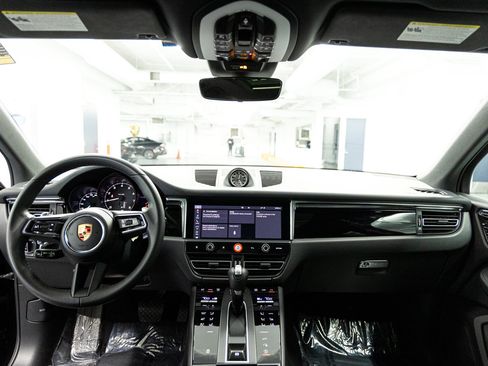 Used 2025 Porsche Macan AWD/4WD image 22