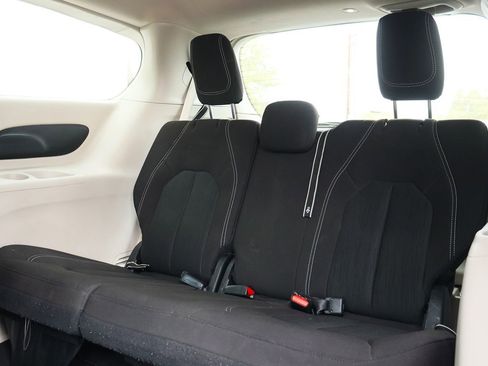 Used 2022 Chrysler Voyager LX image 30