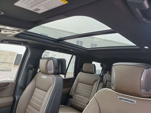New 2026 GMC Yukon Denali Ultimate w/ LPO, Floor Liner Package AWD/4WD image 18