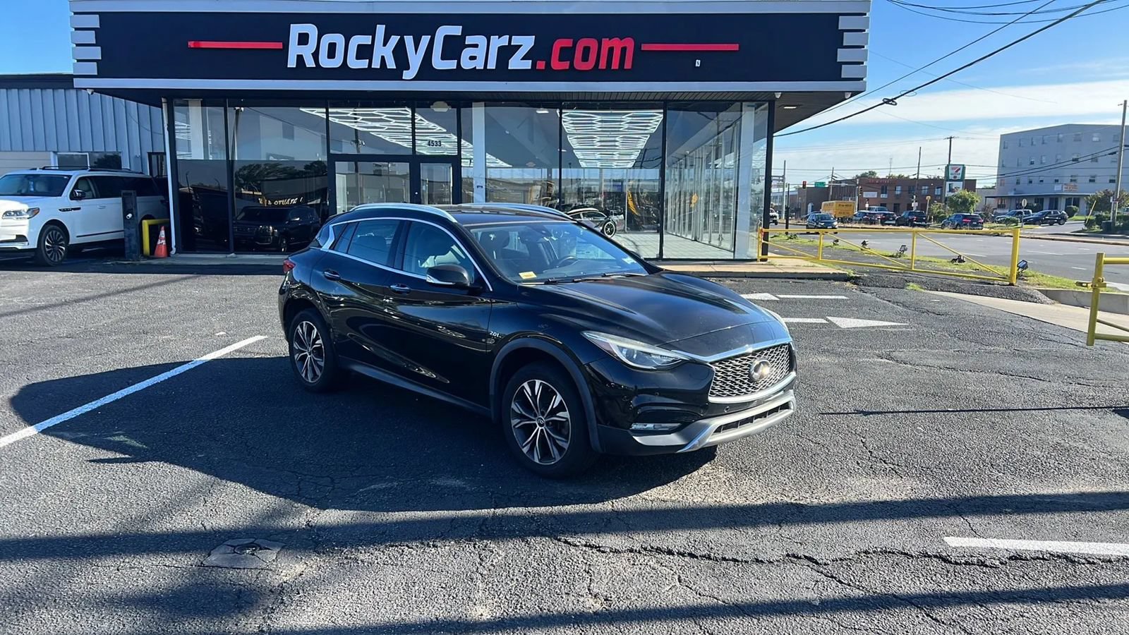 Used 2017 INFINITI QX30 Premium w/ Navigation Package AWD/4WD image 2