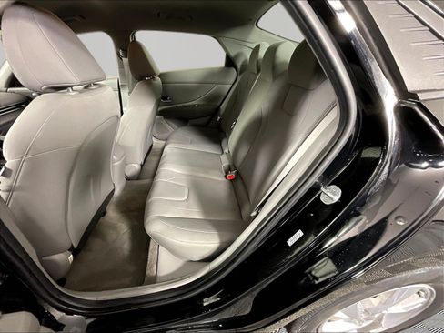Used 2022 Hyundai Elantra SE FWD image 21