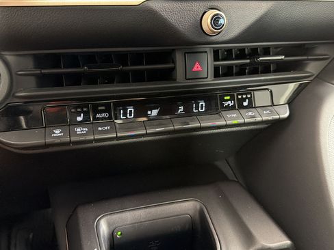 Used 2023 Toyota Crown AWD/4WD image 17