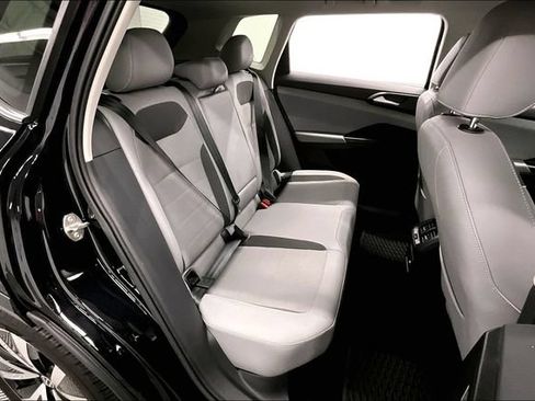 Used 2023 Volkswagen Taos SE w/ Panoramic Sunroof Package FWD image 26