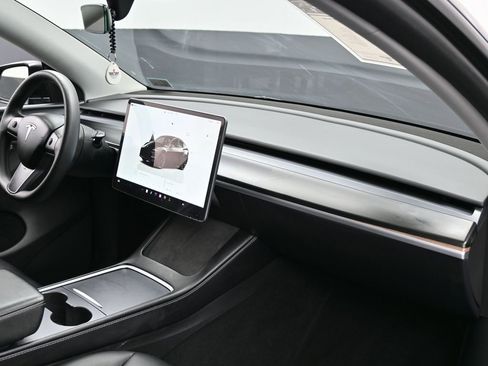 Used 2023 Tesla Model Y Long Range image 32